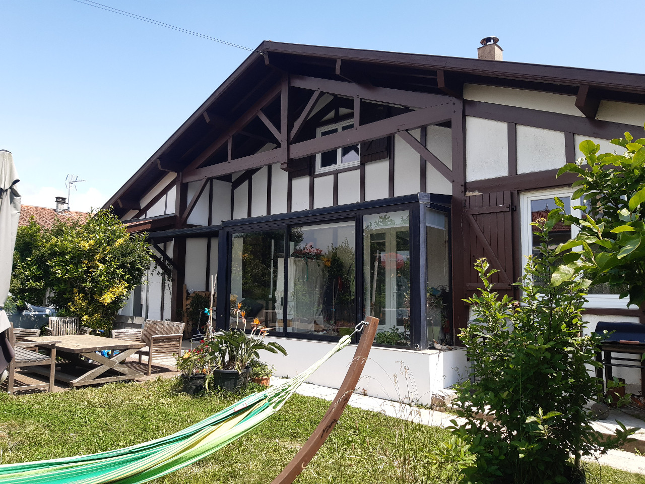 Maison rustique landaise avec joli jardin
