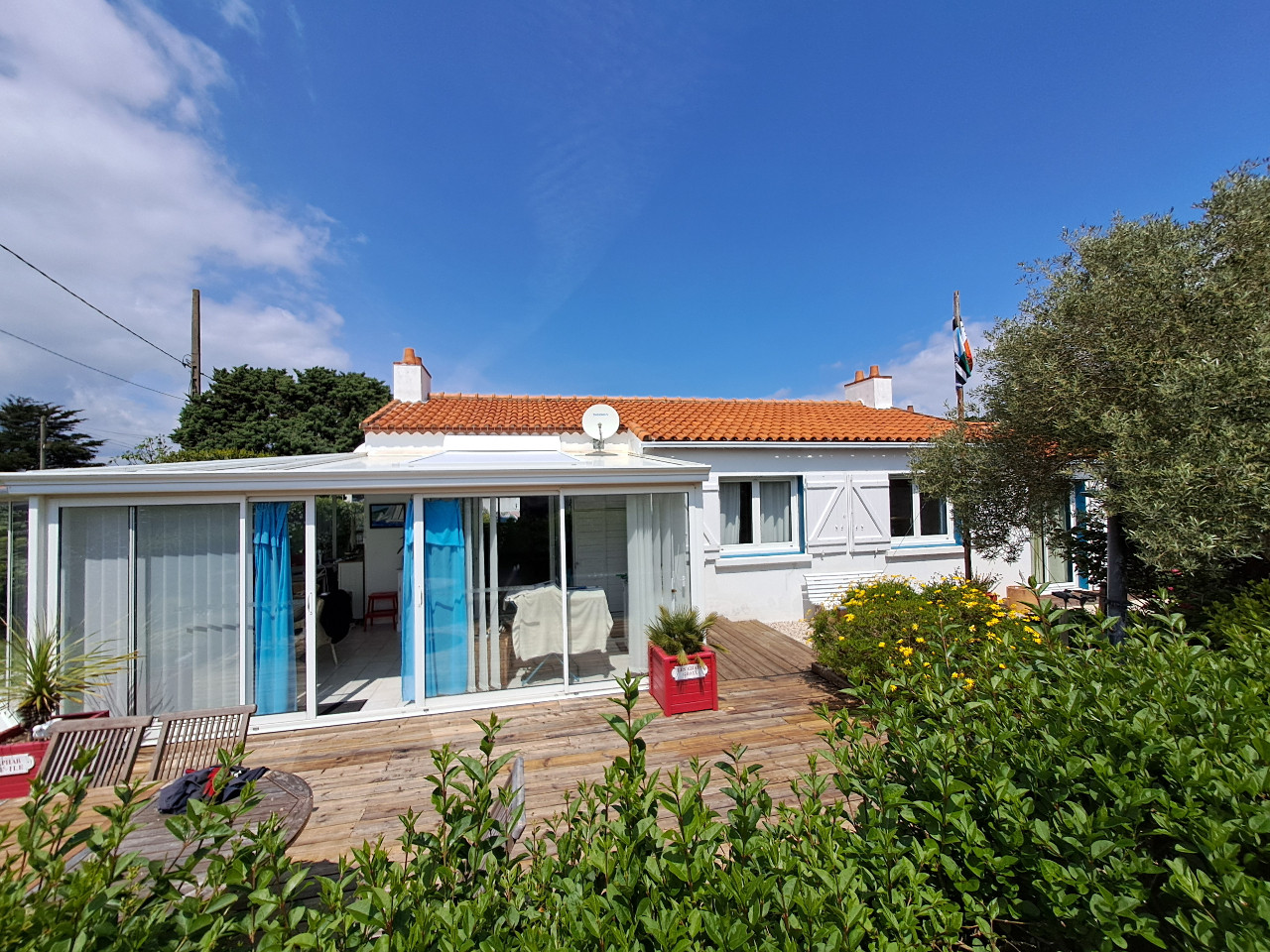 Maison de bord de mer "la mouette rieuse". a 300m de la plage, jardin clos, terrasse et véranda.
