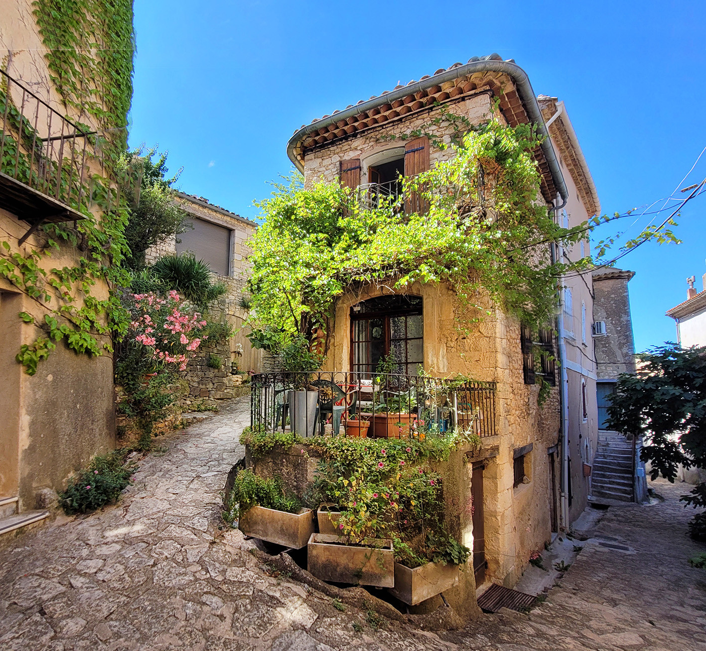 Maisonnette provençale dans un vieux village perché