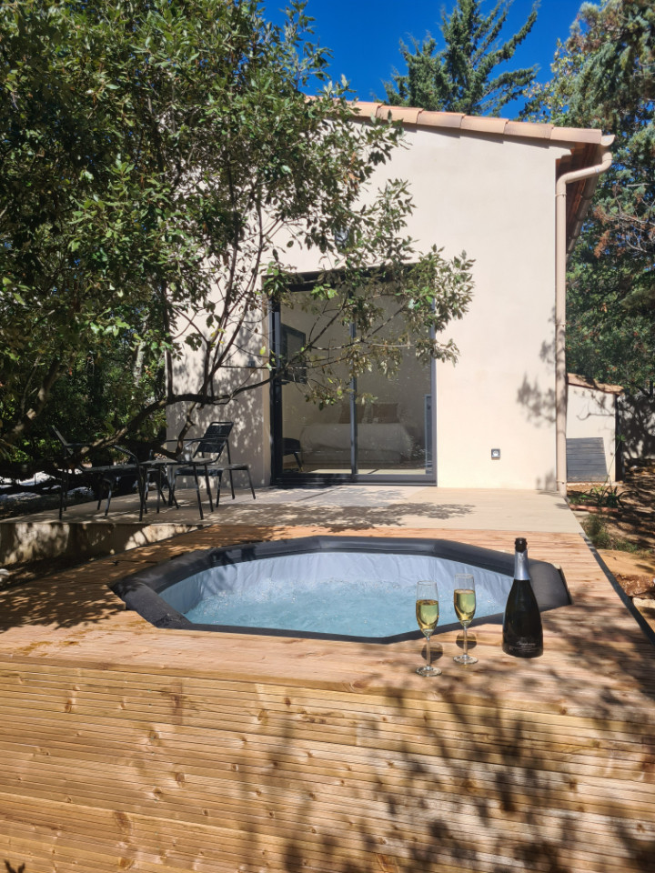 Lodge cosy et jacuzzi dans la garrigue à Murles