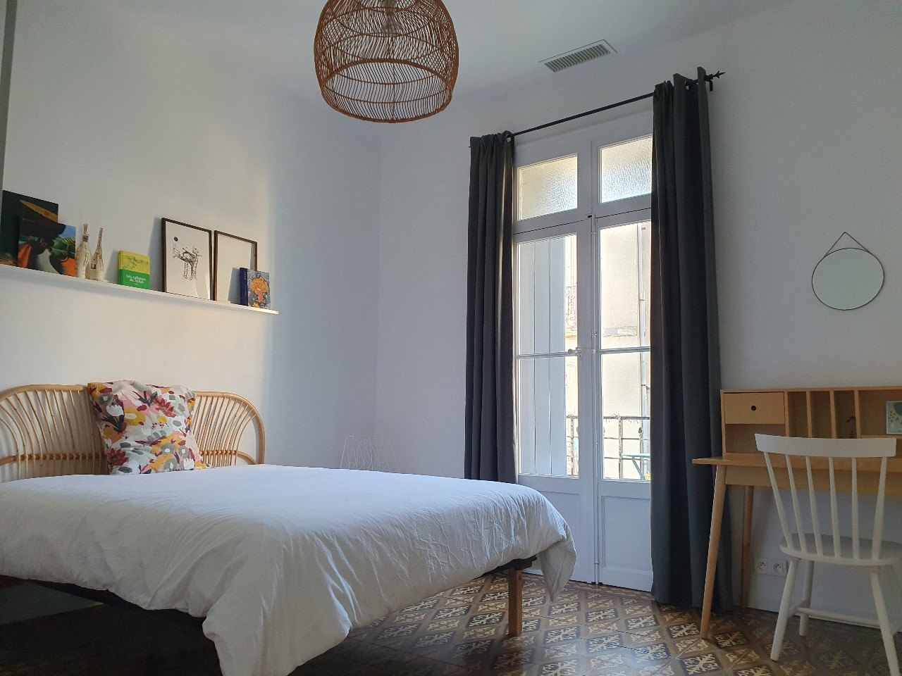 Chambre spacieuse avec balcon privatif, chez l'habitante, pour femme uniquement