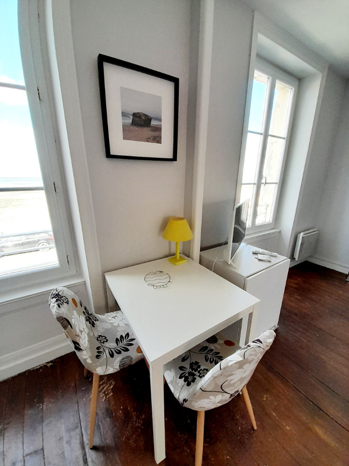 GreenGo Face à la mer, appartement 2 personnes, ancien , simple et vrai