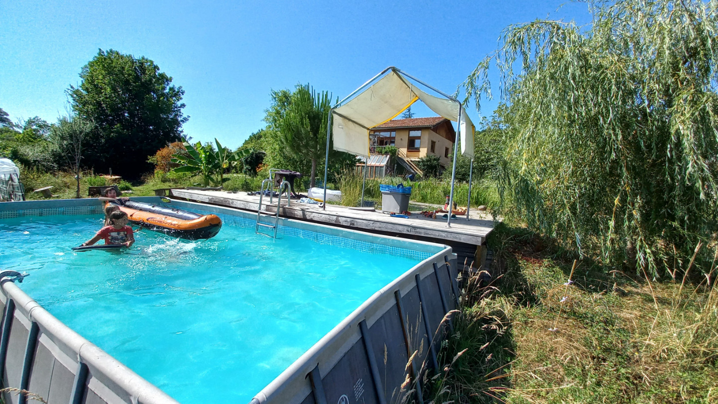 Maison écologique avec piscine, jardin maraîcher et mares