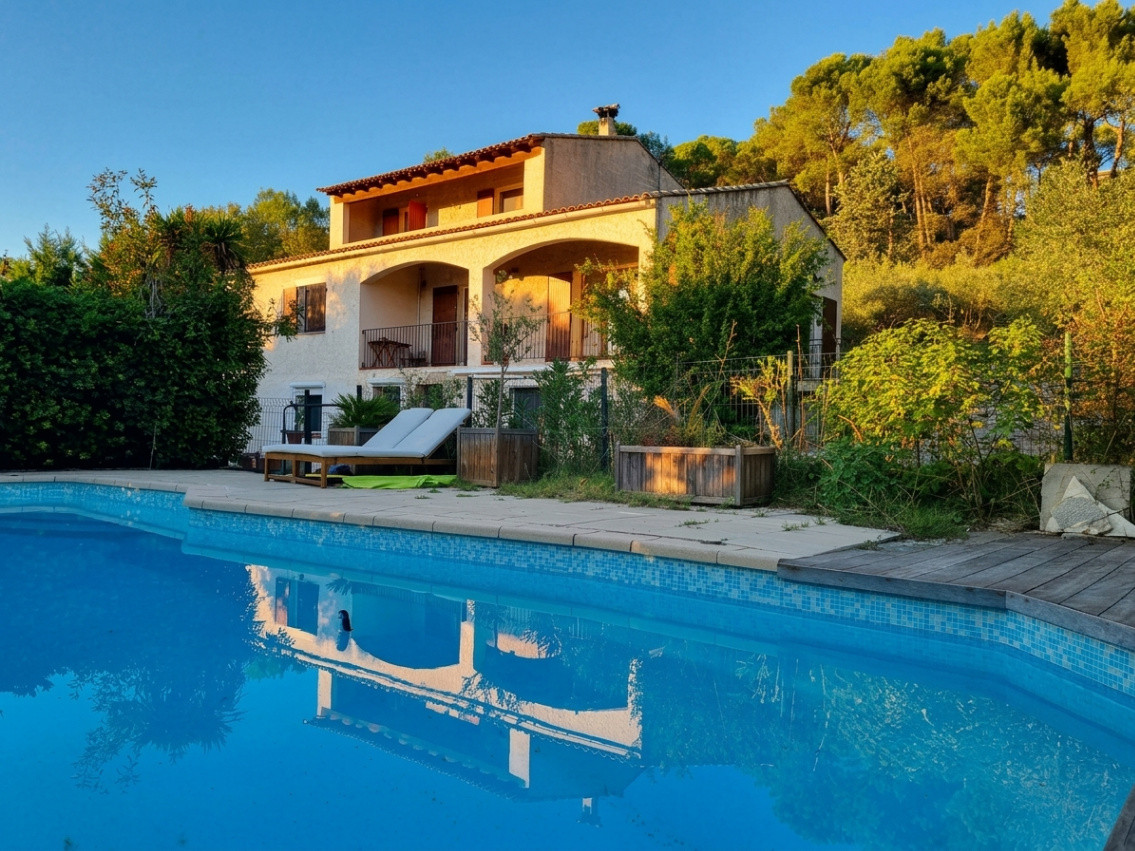 Ecrin de verdure & oliviers — Rez-de-villa aixois avec piscine