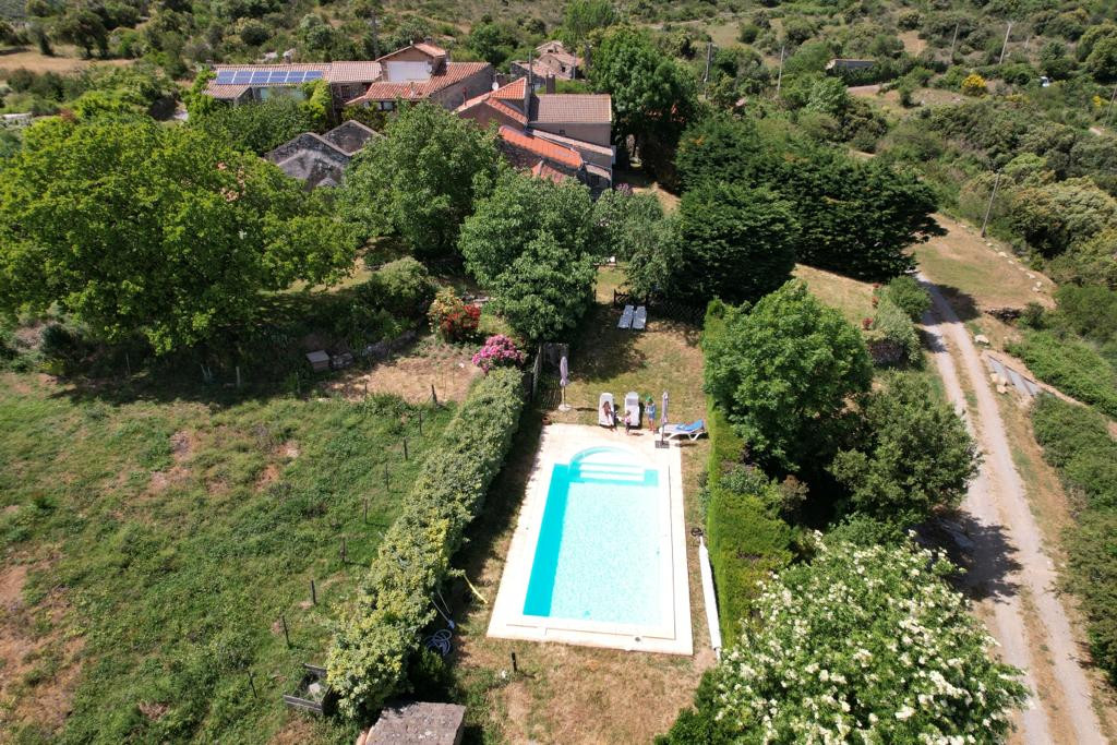 Deux maisons avec piscine et grand jardin