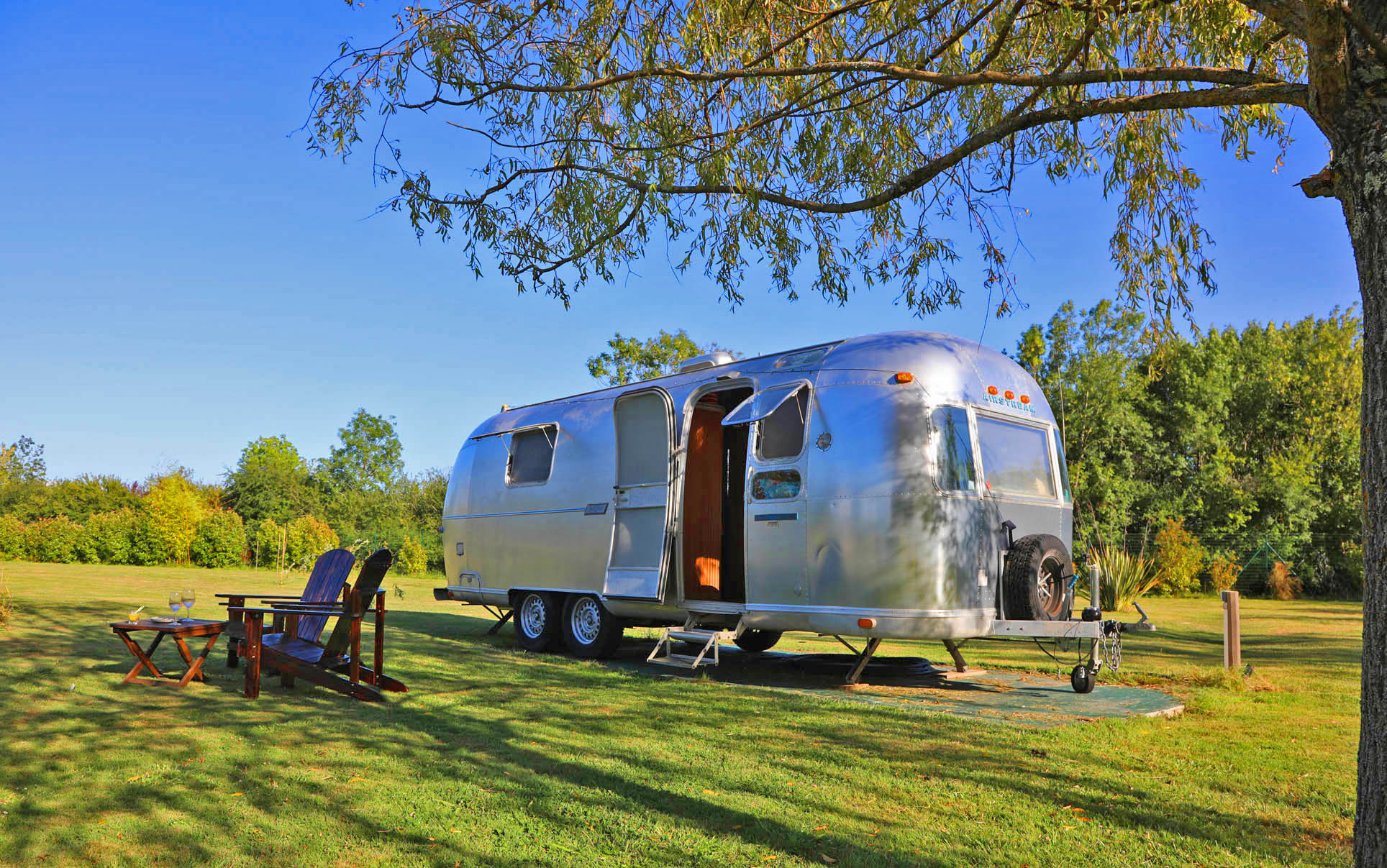 Caravane Airstream au bord du Lac