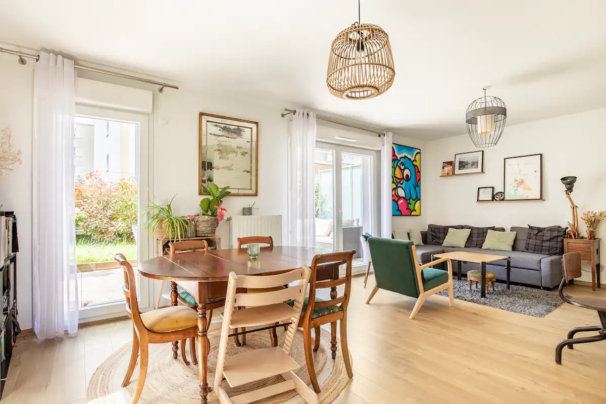 Appartement avec jardin de 160 m² dans un quartier calme, avec nombreux commerces et transports