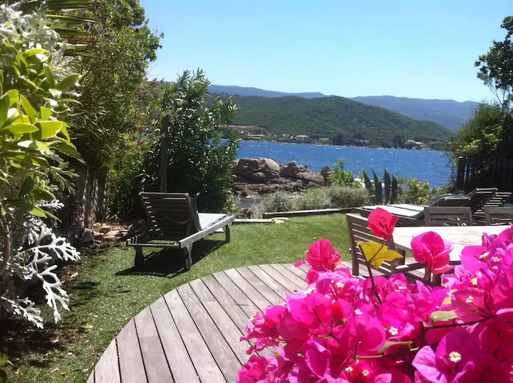 Pied dans l'eau, une maison bleue