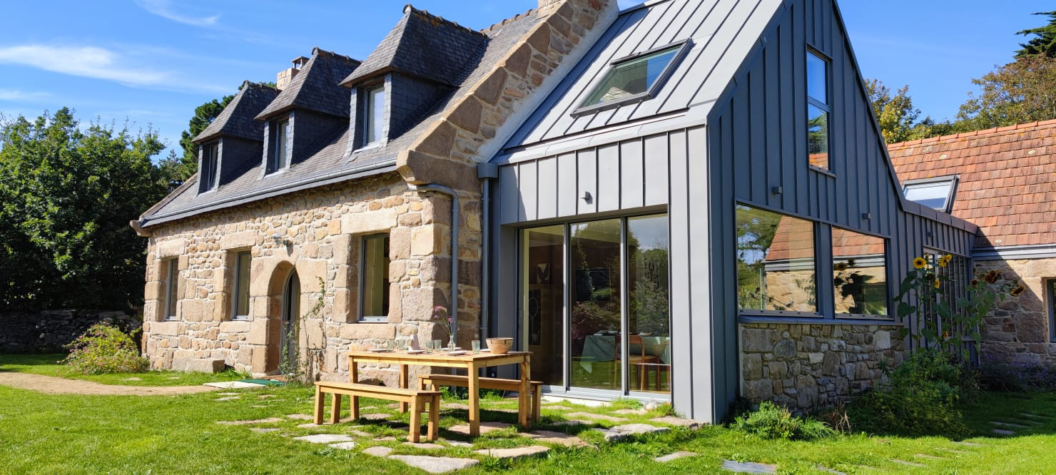 Maison bretonne près de la mer