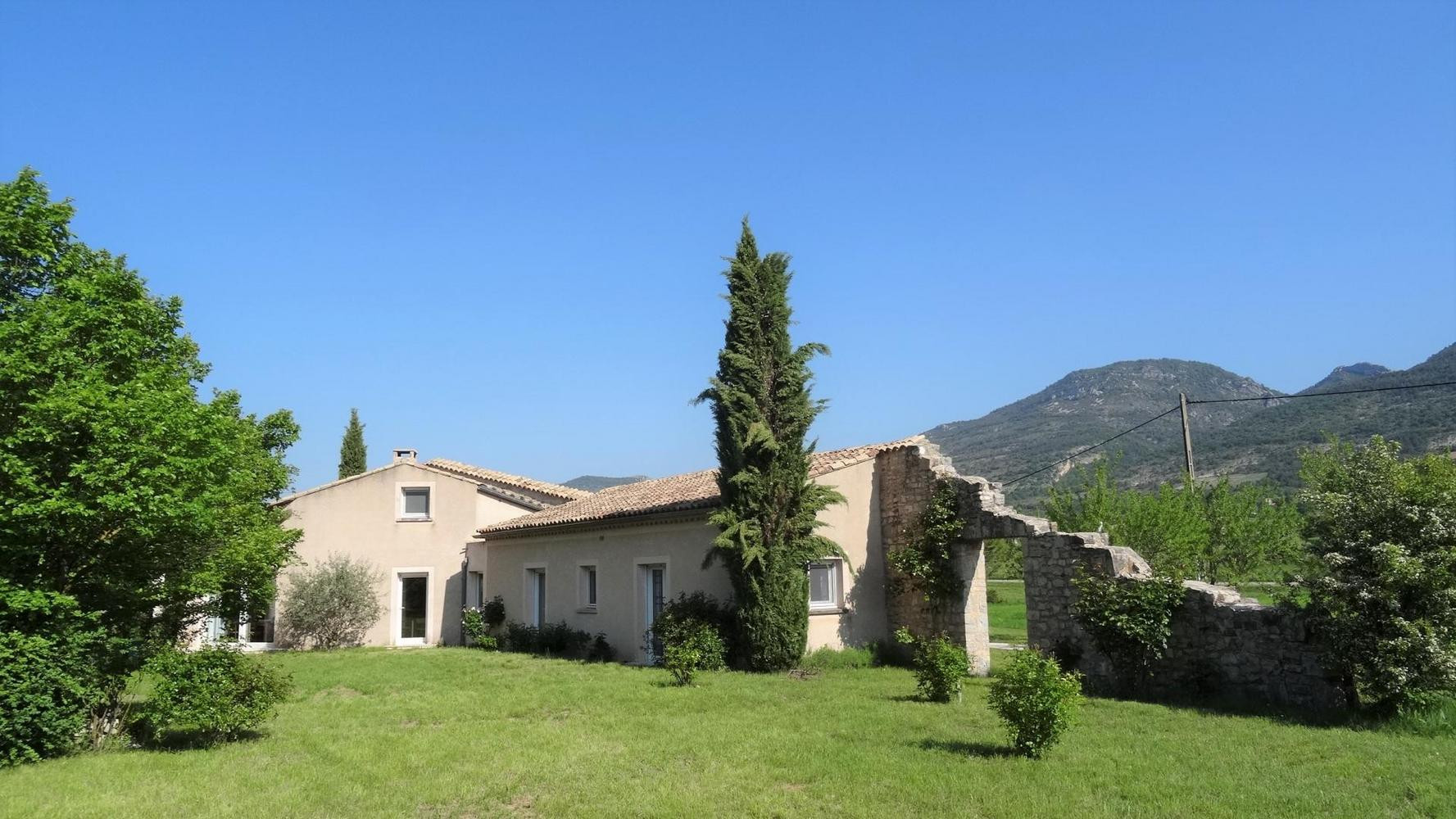 Gîte les Amandiers, maison contemporaine et roulotte
