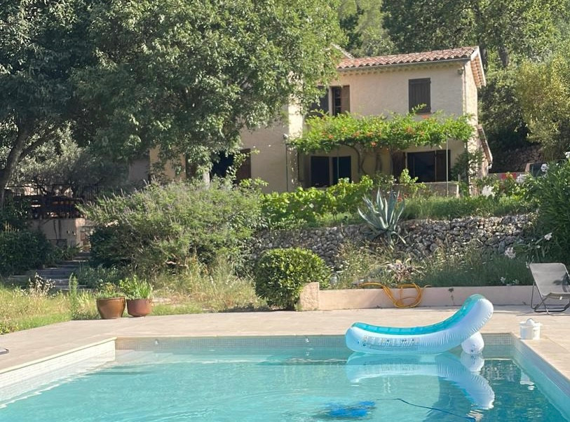 Mas provençal familial dans un petit vallon proche d'un ravissant village pour 6 adultes et 2 petits