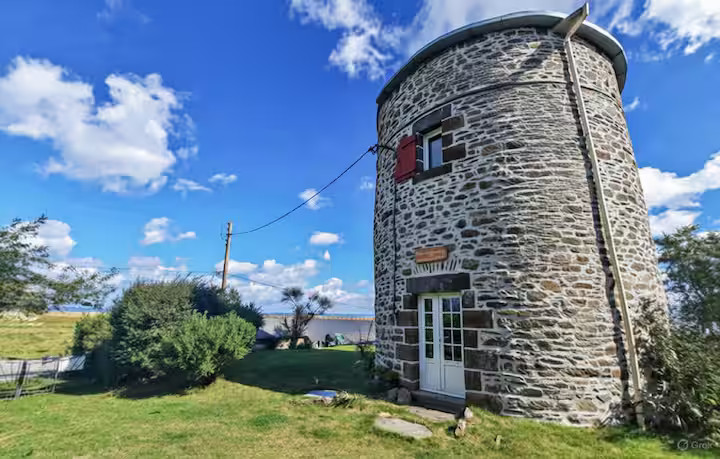 GreenGo Moulin du Xixe siècle en bord de mer, face à la baie du Mont Saint Michel