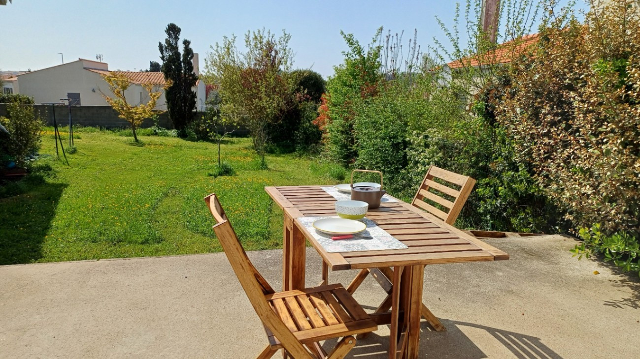 Studio 37 m² au milieu d'un jardin, plein sud, vélo & parking, 5 km de la Rochelle