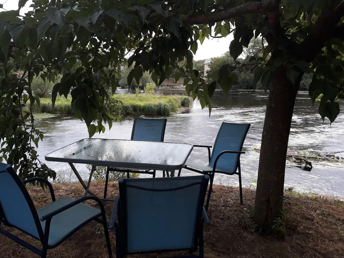 Logement GreenGo: Studio au bord de la rivière à deux pas d'une cité médiévale