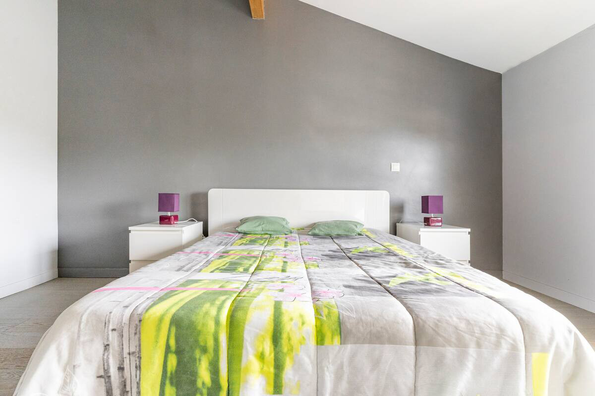 Logement GreenGo: Grande chambre avec bureau et salle de bains privée