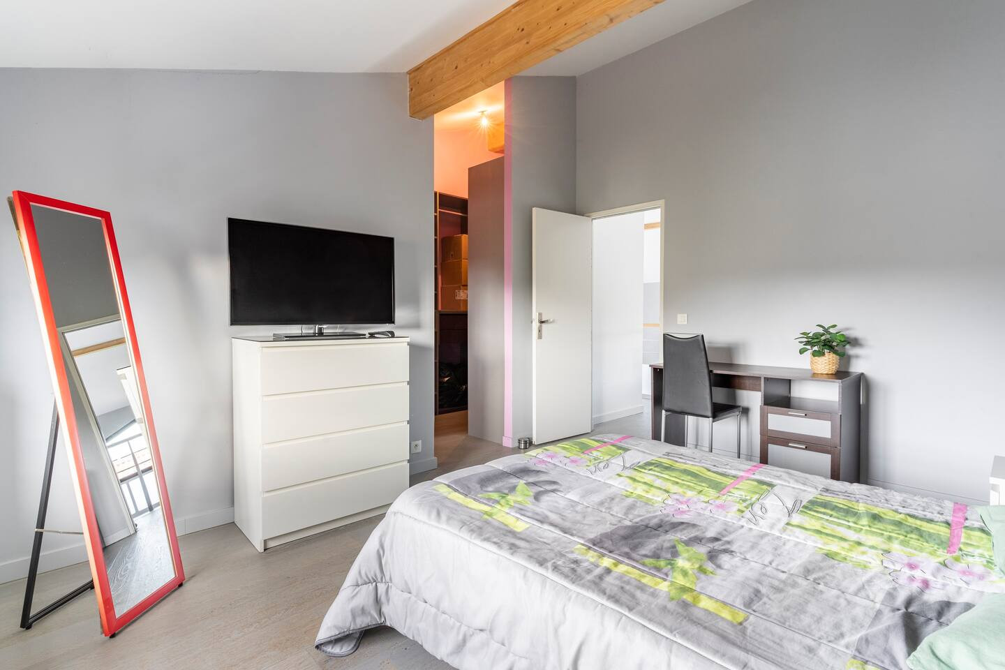 GreenGo Grande chambre avec bureau et salle de bains privée
