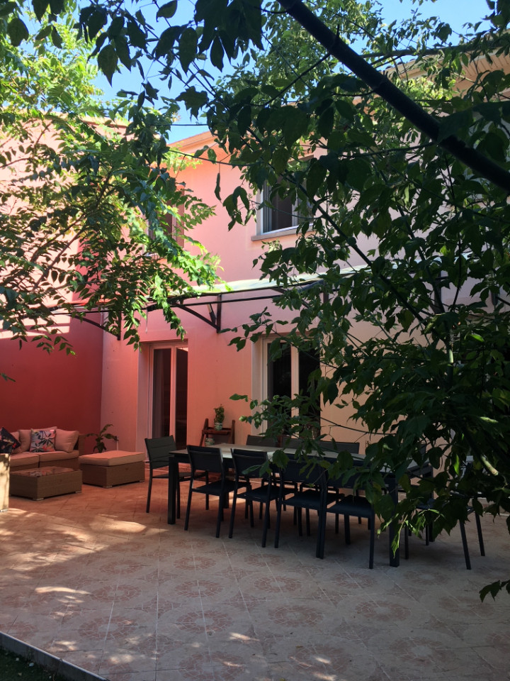 Villa Rose, près centre ville, 4 chambres, jardin, piscine