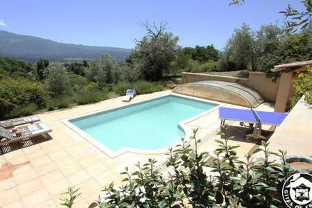 GreenGo Mas de la Font de l'Aube, logement typiquement provençale sur une propriété de 4500 m2 avec piscine.