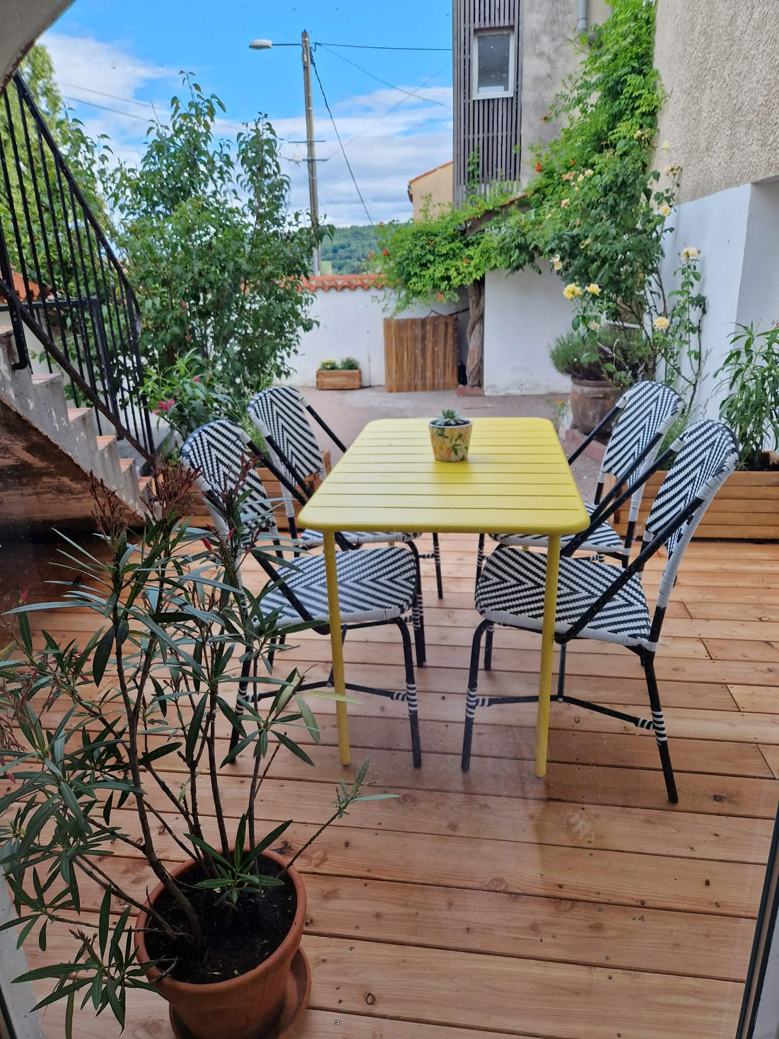 Logement avec pièce voutée et petite terrasse