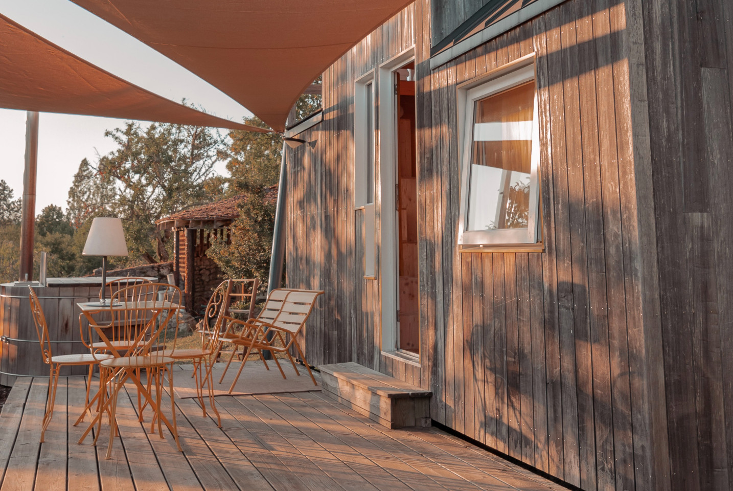 Logement GreenGo: Cabotte jaune • Grande tiny house avec terrasse sur le toit et bain nordique privatif