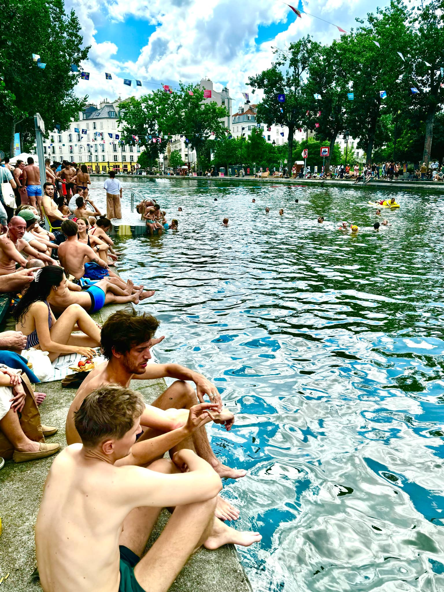 A Paris, au bord du canal Saint-Martin
