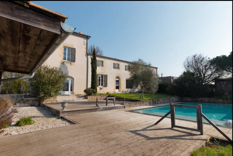 Gîte de charme avec piscine et billard dans une propriété viticole