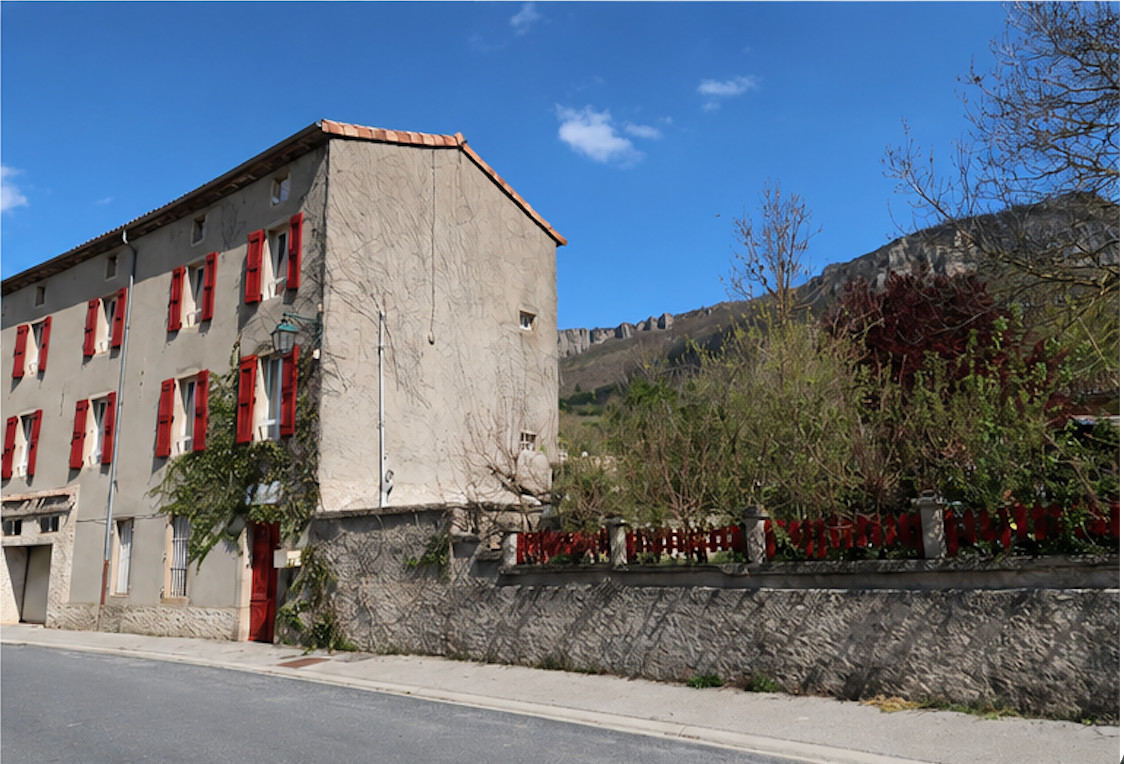 Les volets rouges du Larzac