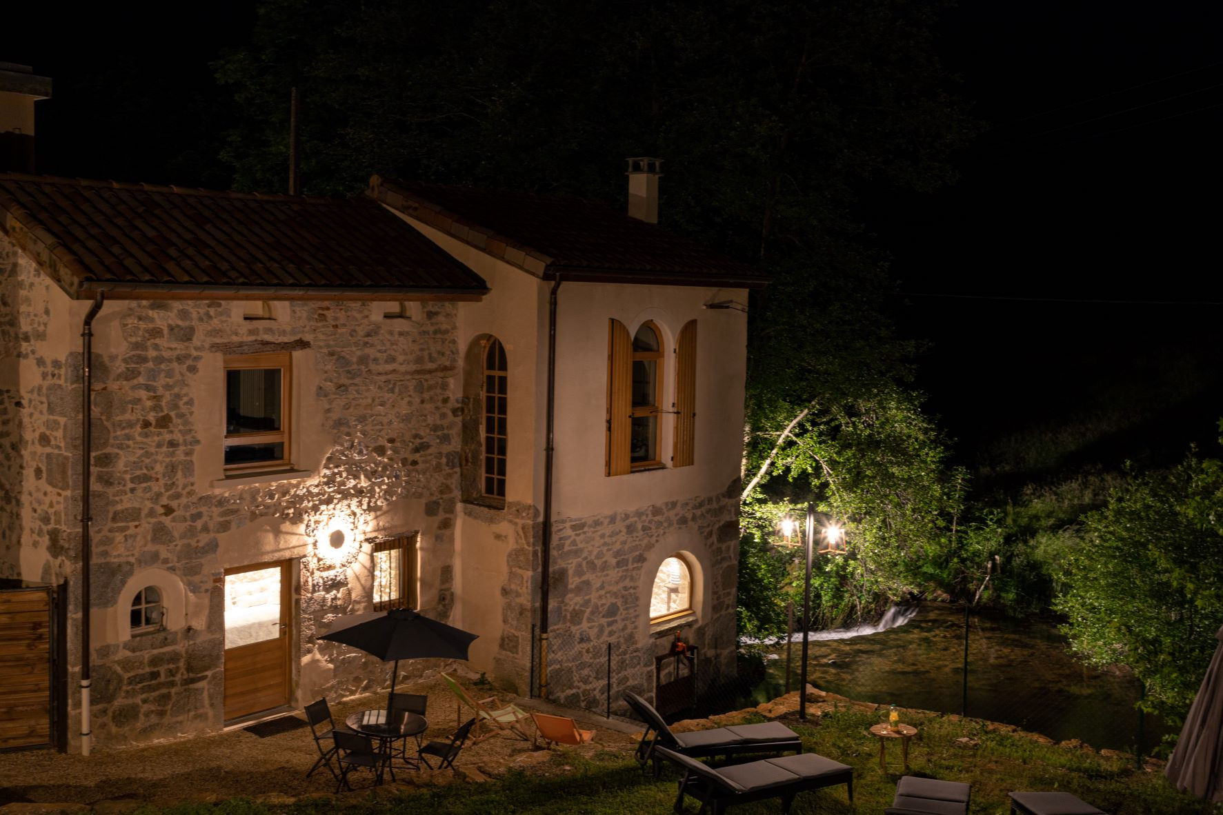 Chapelle moulin (5 étoiles) traversée par la rivière - salon dans une cascade - spa & piscine