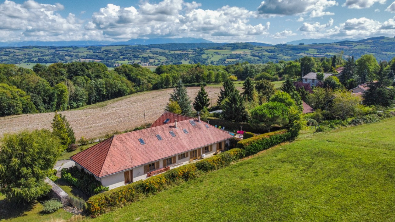Gîte de caractère: 7 pers, vue panoramique, piscine