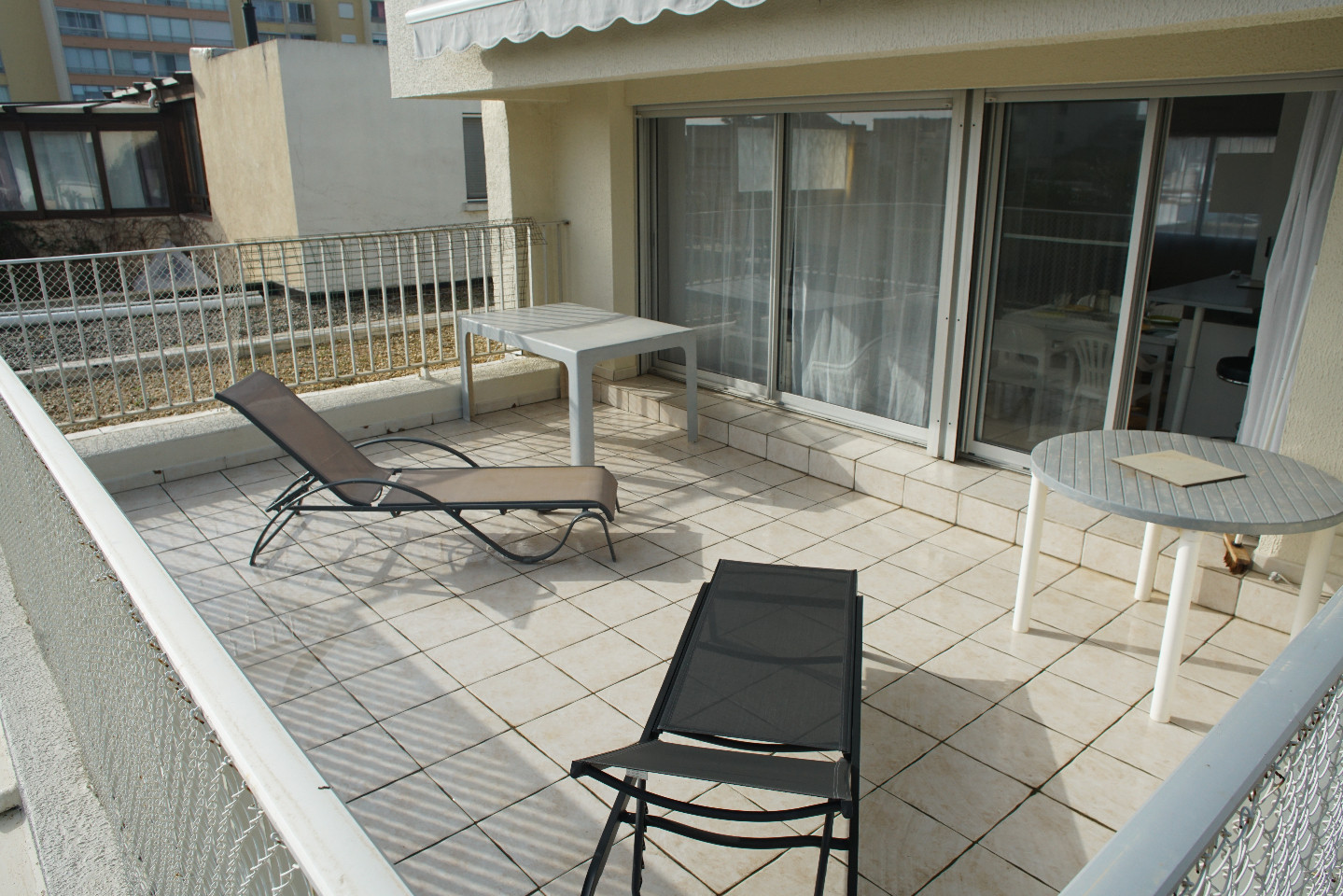 La grande terrasse ensoleillée