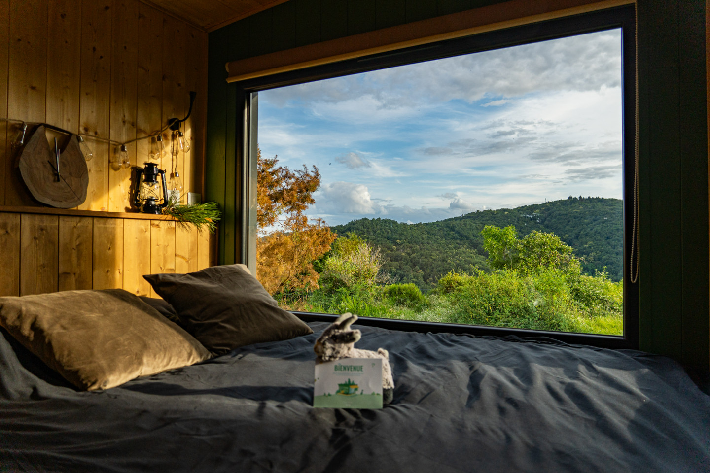 GreenGo ※ Homnest ※ Panorama des Puys à Cheval ※ Refuge 1