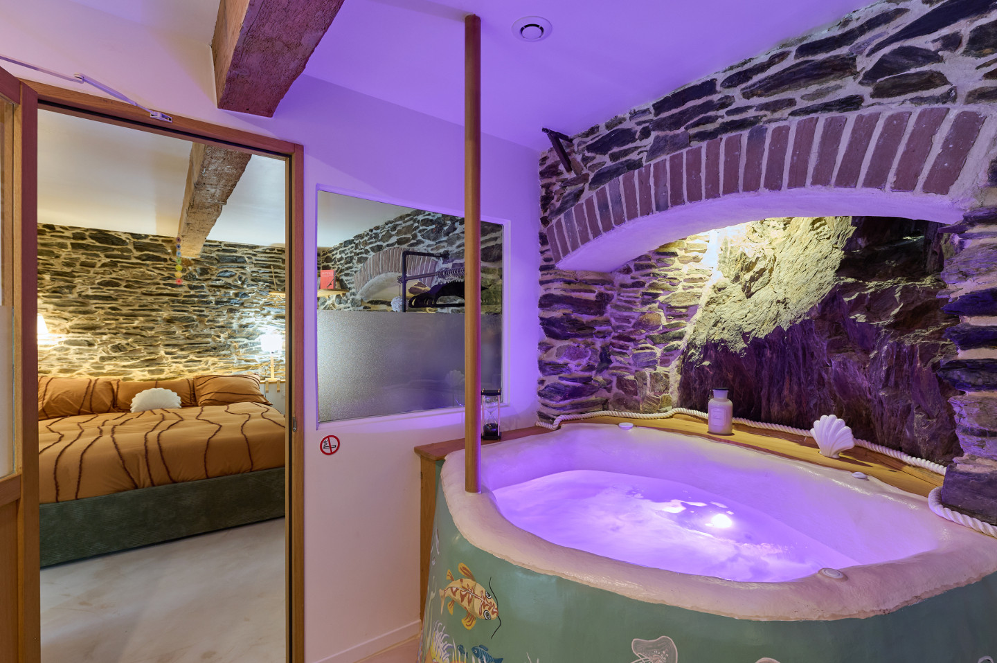 GreenGo Balnéo Love Room avec Spa, Plage à 150m - le Calypso