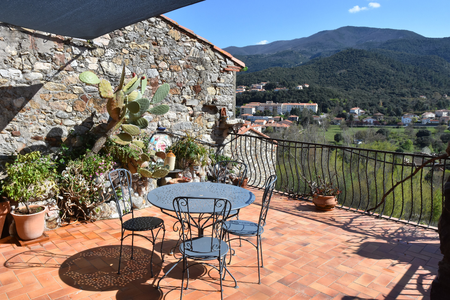 Charmante maison de village à Palalda - grande terrasse intime avec vue sur les montagnes