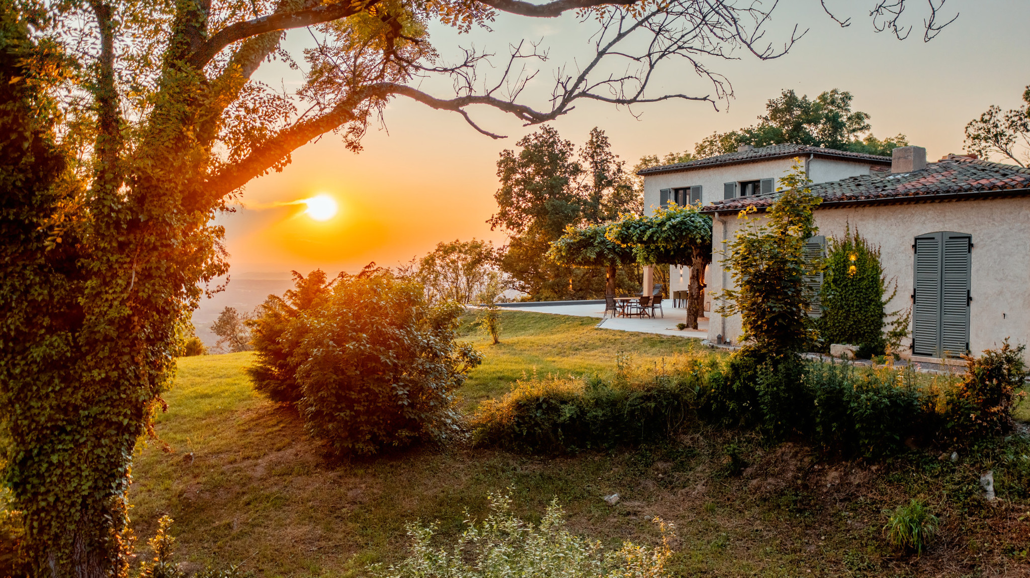 GreenGo Villa le Mas du Roulier, hébergement d'exception en Auvergne, 320m2, chic, piscine, vue, au calme