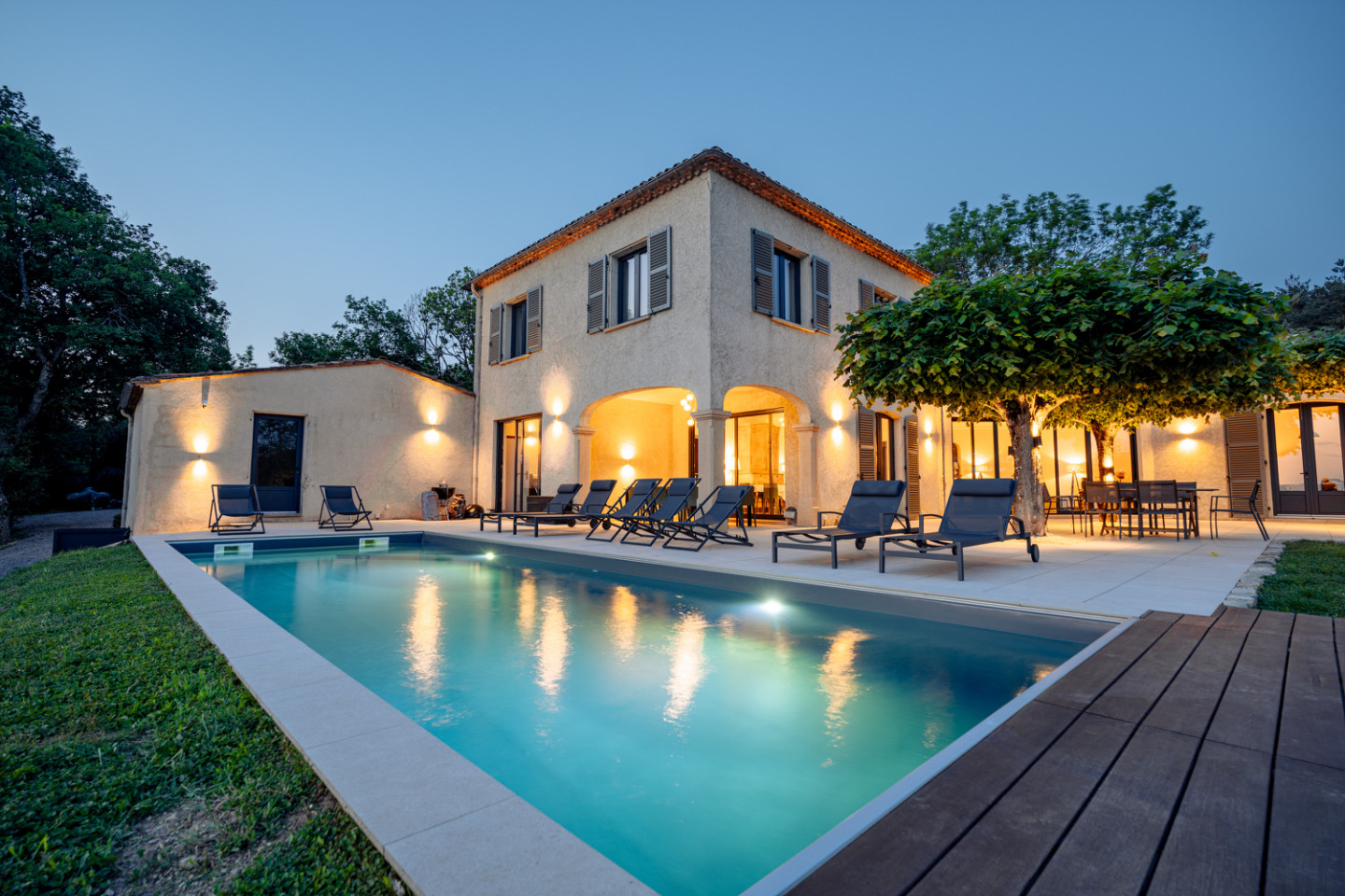 Hôte GreenGo: Villa le Mas du Roulier, hébergement d'exception en Auvergne, 320m2, chic, piscine, vue, au calme