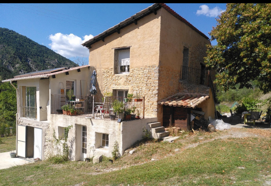GreenGo Lez Arts Verts : Charmant logement à l'étage d'une ancienne bâtisse.