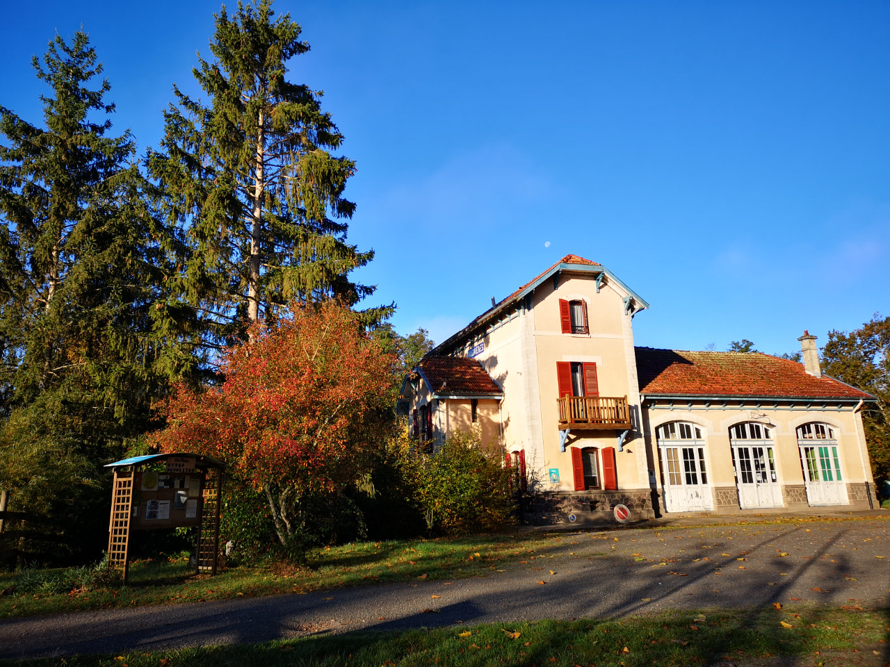 Logement GreenGo: Gîte de la Gare - Maison de charme au bord d'un étang