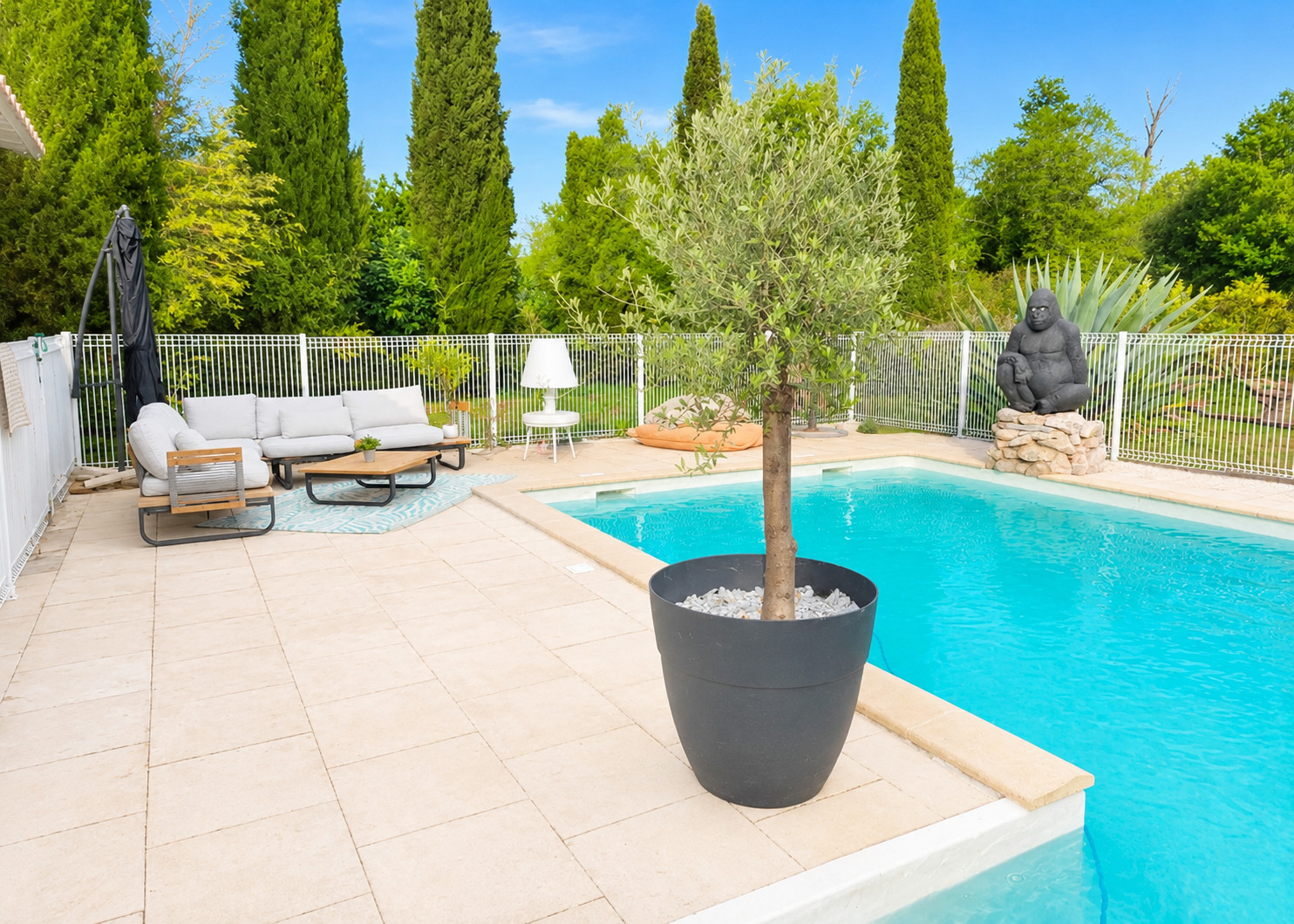 Petite maisonnette avec accés piscine