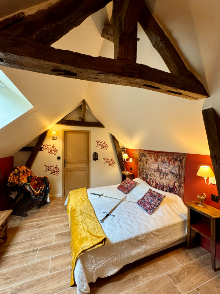 Le logis des chevaliers, maison climatisée thème médiéval avec baignoire balnéothérapie