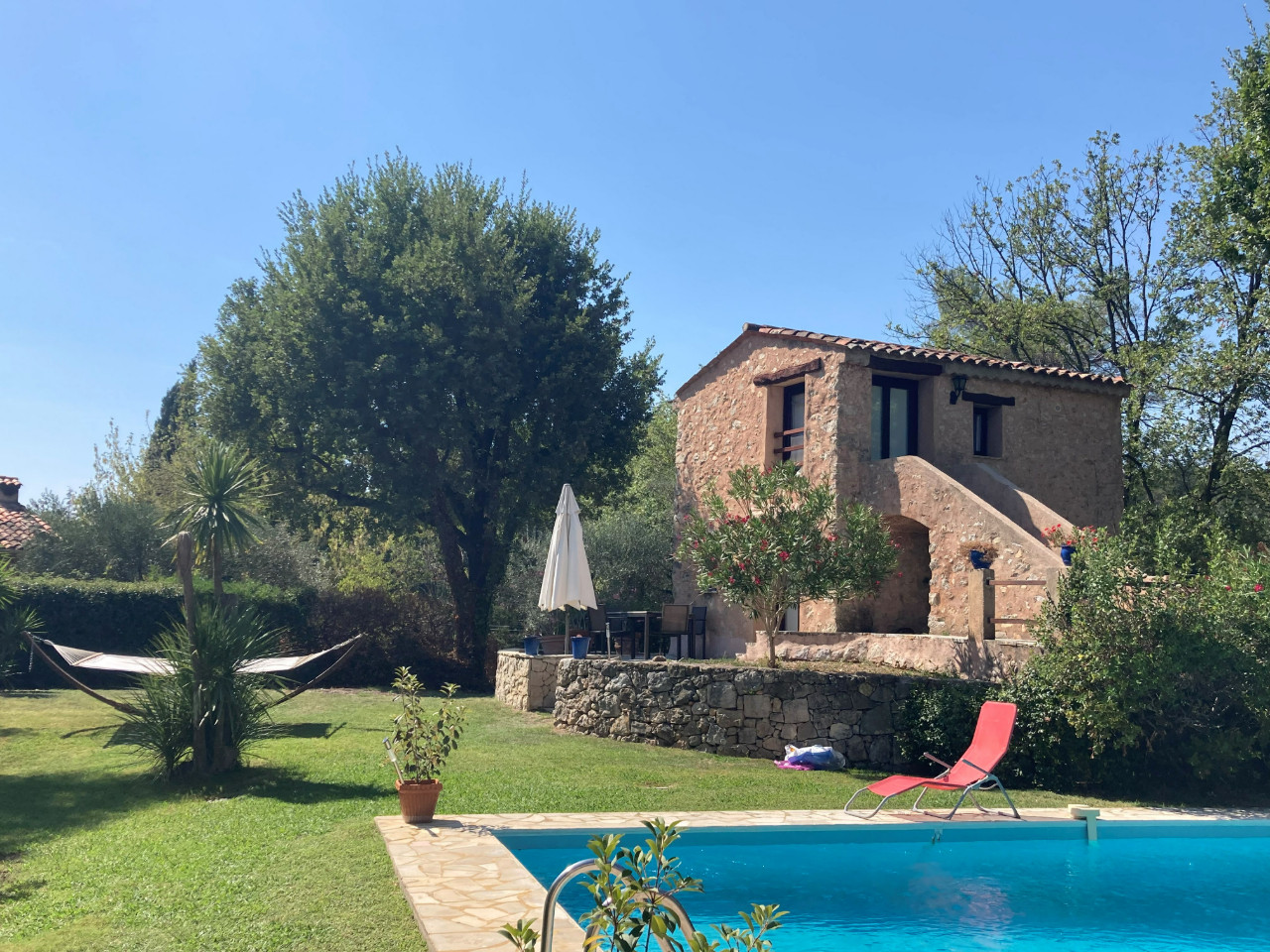 Le Mazet des Pins: charme et calme au milieu d'un beau jardin avec grande piscine