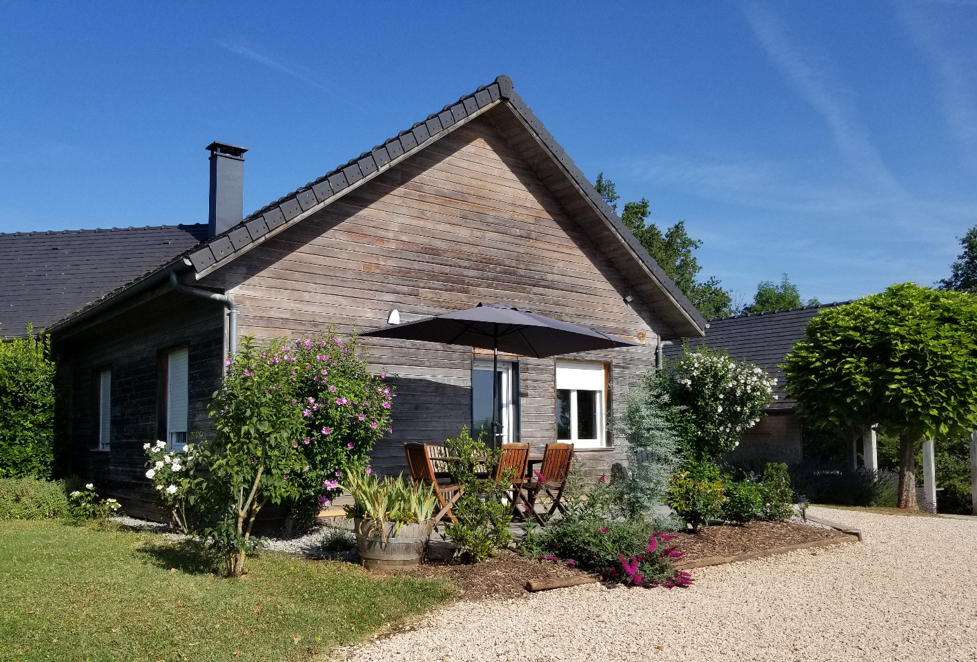 Gîte de la Tuillère, maison contemporaine en bois avec vue et piscine