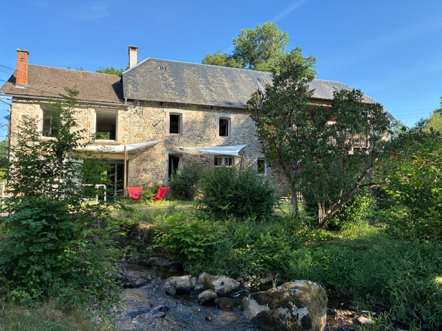 Moulin rénové au bord de la rivière