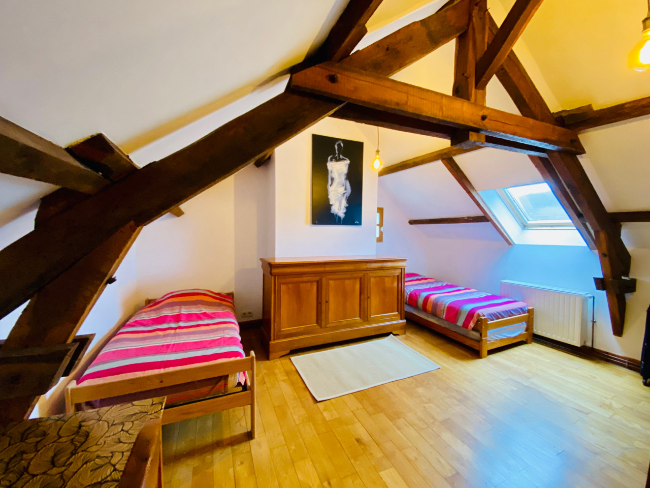 Logement GreenGo: Chambre spacieuse à l'étage, dans une maison à la campagne.