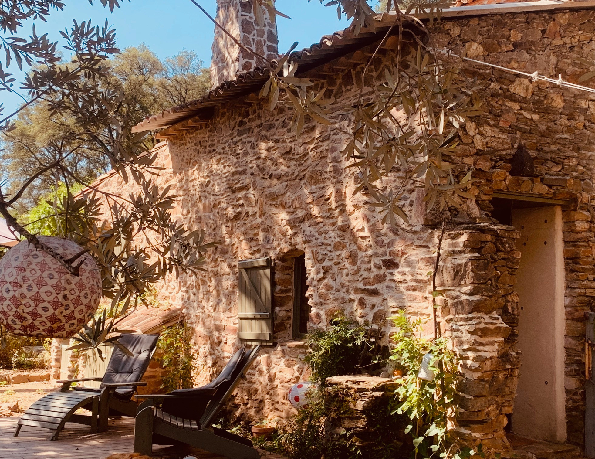 Provence confidentielle, bergerie en pierre dans une nature sauvage, Ambalao.