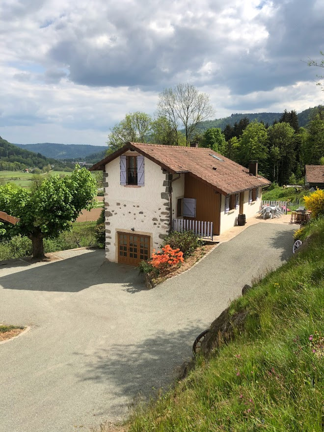GreenGo Gite les azalées à l'orée de la forêt avec vue sur les montagnes