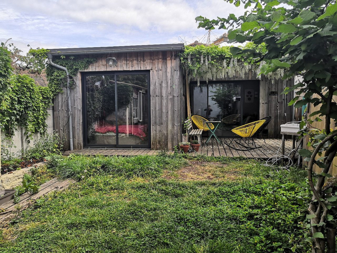 Maison nichée dans une impasse