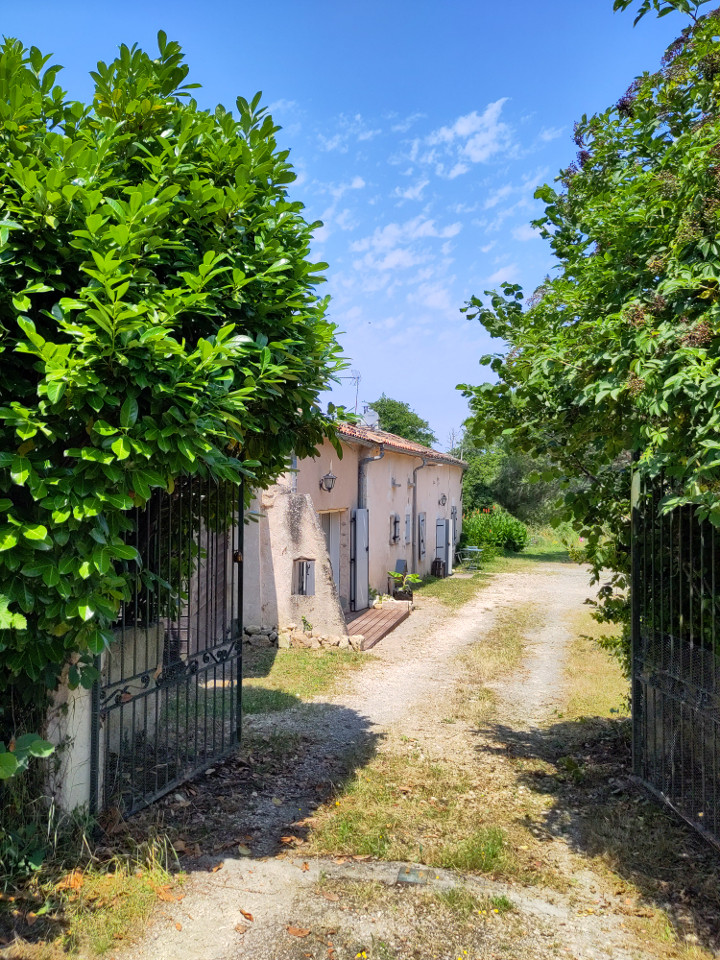 La longère aux agrumes : gîte, jardin-forêt, piscine