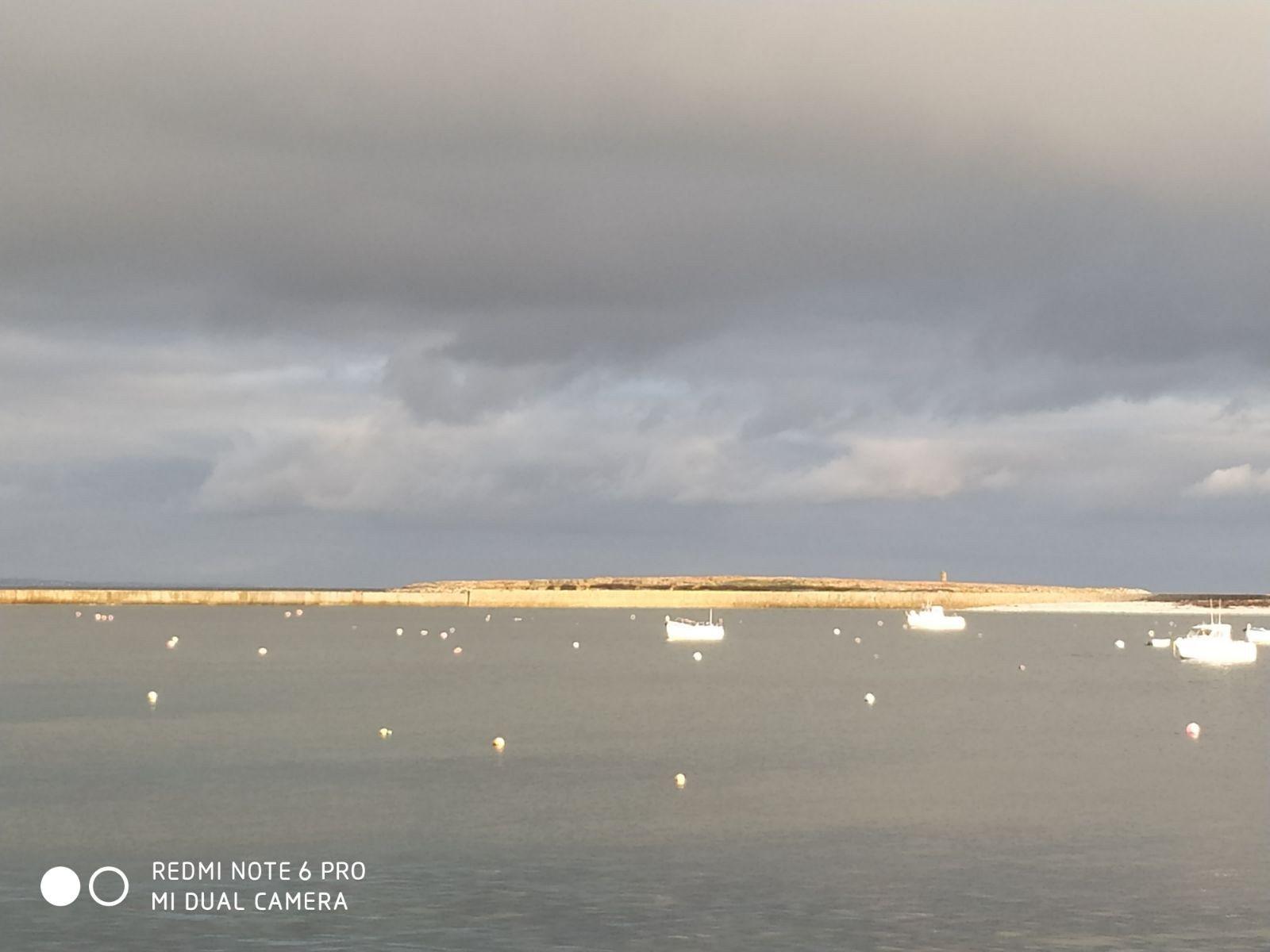 Maison de pêcheur les pieds dans l'eau sur l'île de Sein