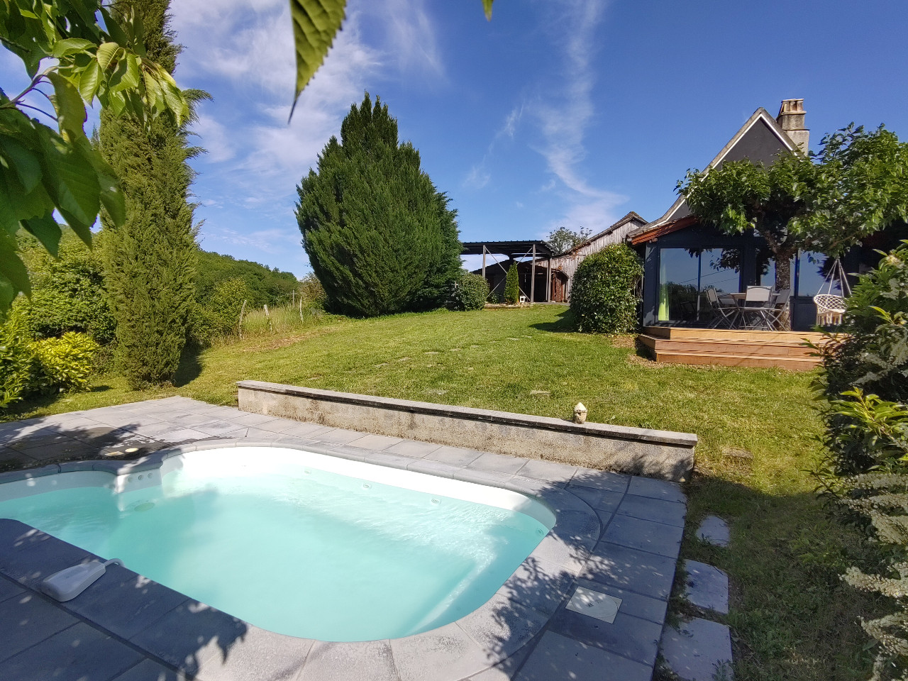 Maison en pierre avec piscine balnéo