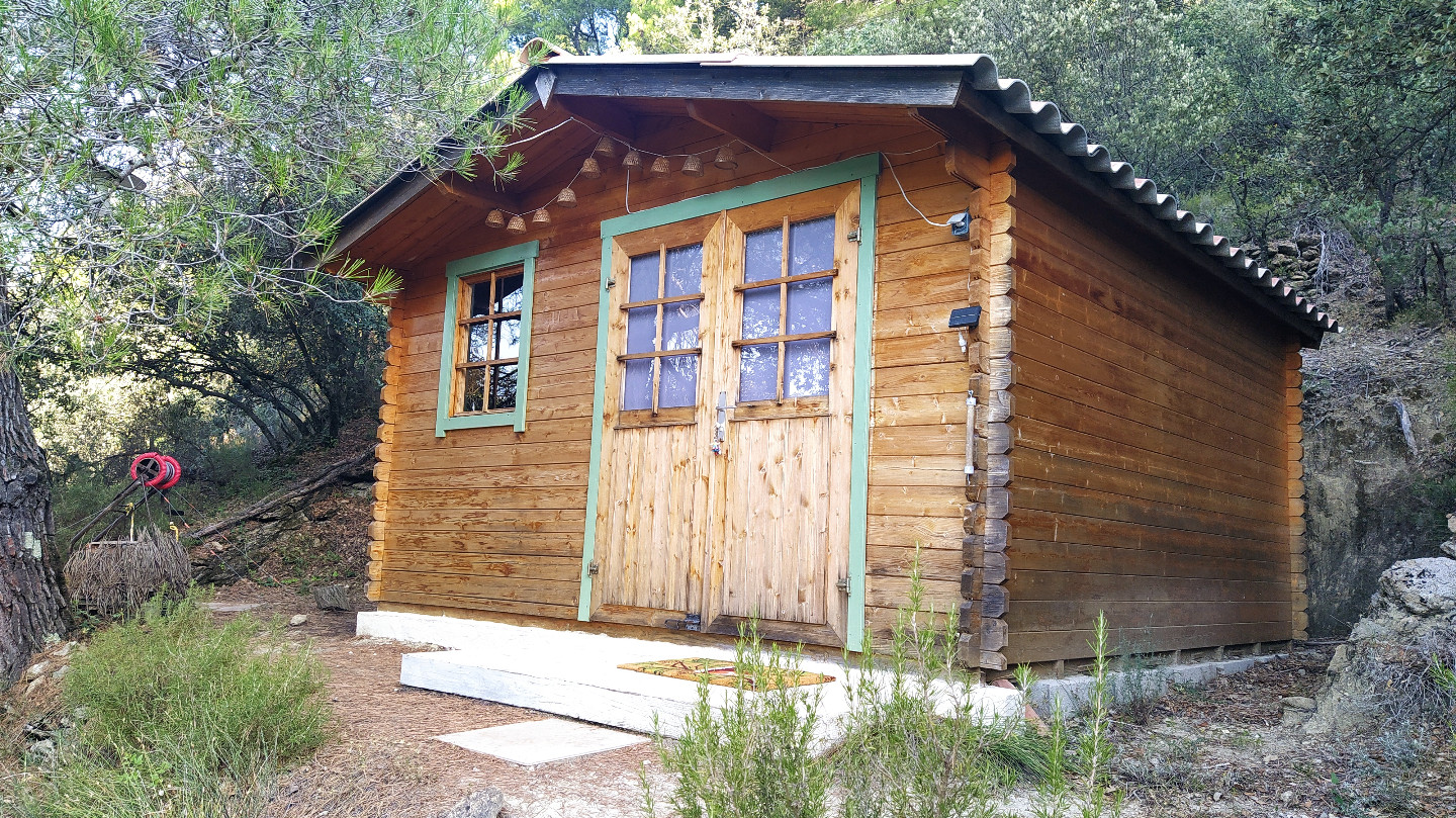 Petit cocon en bois face aux montagnes ideal couple